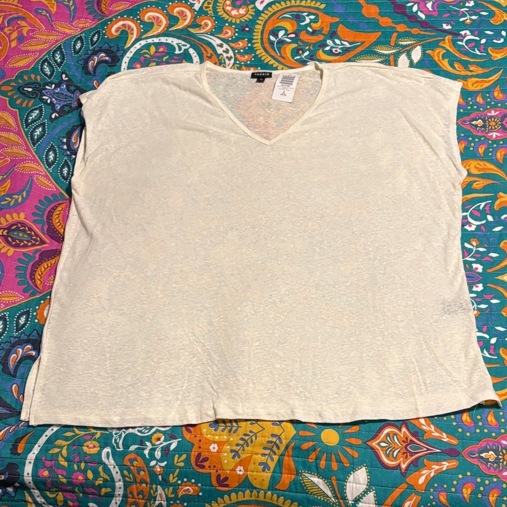 Torrid Cream V-Neck Short Sleeve Tee